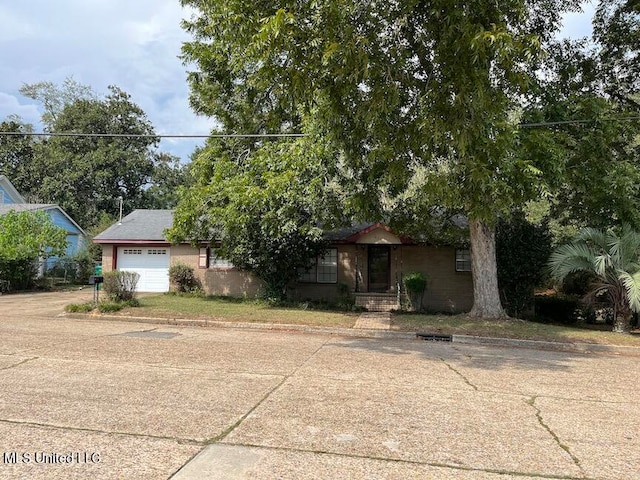 view of front facade featuring a garage