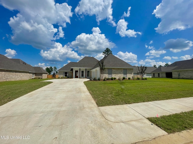 ranch-style house featuring a front yard