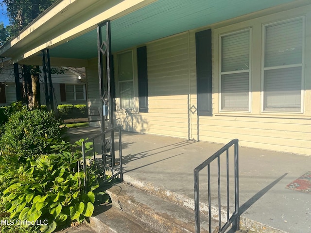 409 Coleman St, Como, MS 38619 - view of covered porch