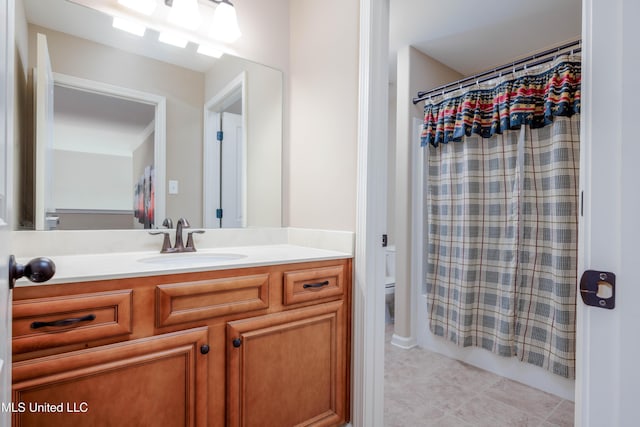 full bathroom featuring toilet, vanity, and shower / bath combo