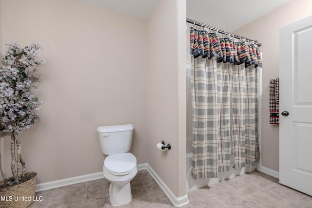 bathroom featuring toilet and shower / tub combo