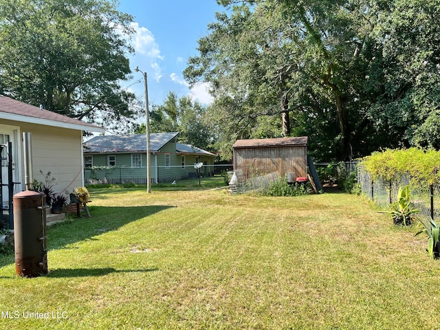 view of yard featuring a storage shed