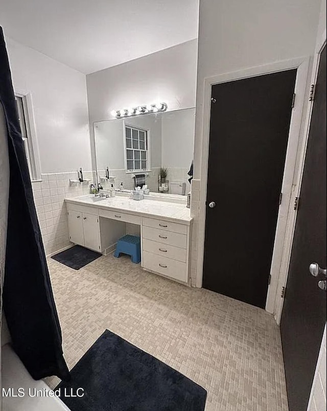 305 Dettor St, Batesville, MS 38606 - full bath featuring vanity, tile walls, and wainscoting