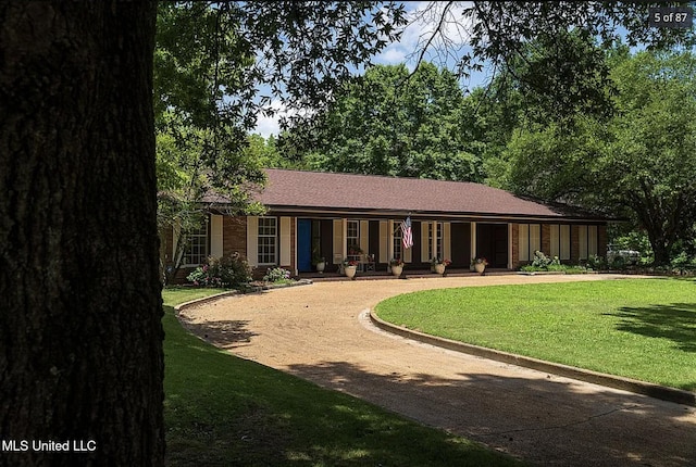 305 Dettor St, Batesville, MS 38606 - ranch-style house featuring a front lawn and curved driveway