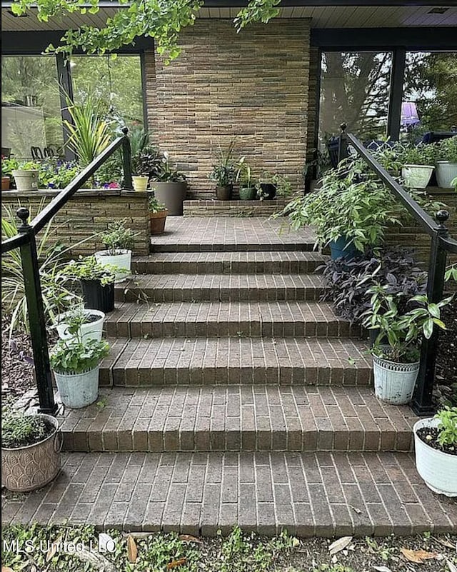 305 Dettor St, Batesville, MS 38606 - view of stairway