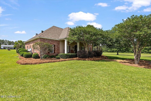 view of front of property featuring a front yard