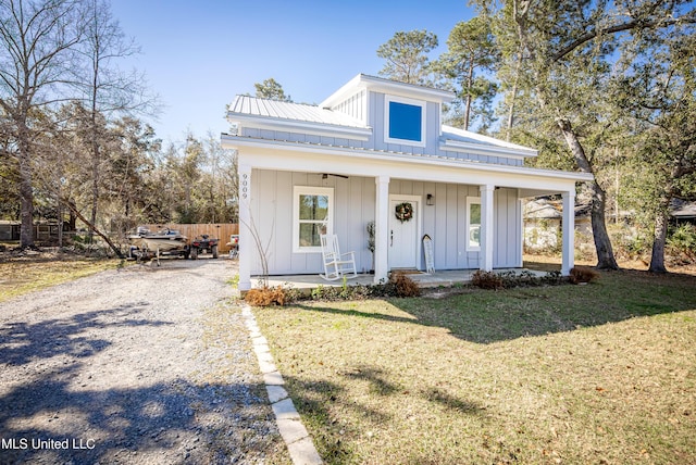 view of front of property featuring covered porch and a front lawn