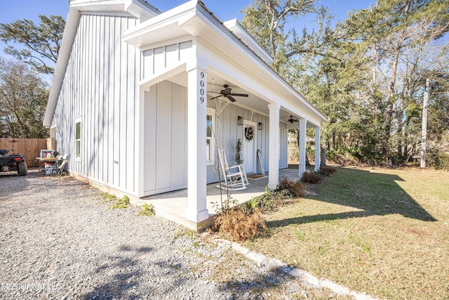 view of front of home with covered porch, ceiling fan, and a front lawn