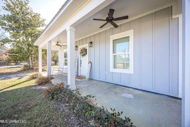 doorway to property with ceiling fan