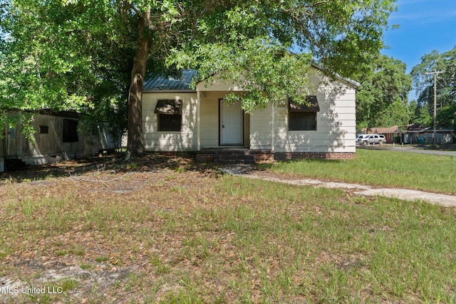2301 16th Ave, Gulfport, MS 39501 - view of front of house with a front lawn and metal roof