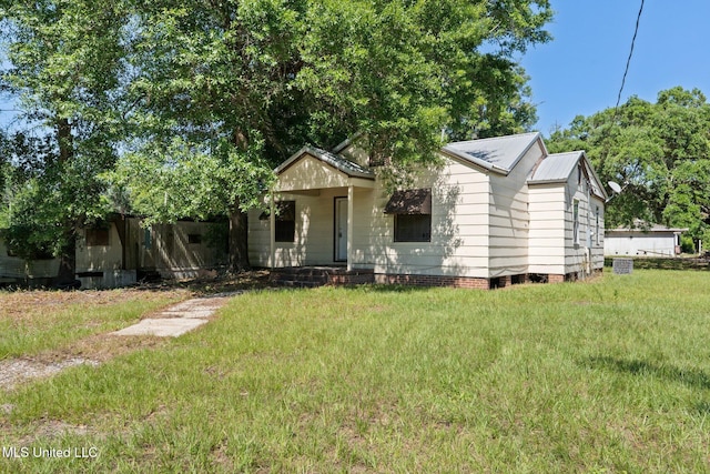 2301 16th Ave, Gulfport, MS 39501 - view of front of home featuring a front yard and metal roof