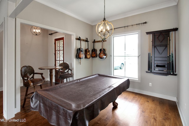 playroom with a notable chandelier, dark wood-type flooring, pool table, and crown molding