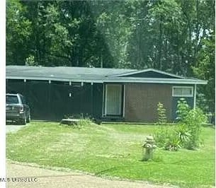 view of front of house with a front yard