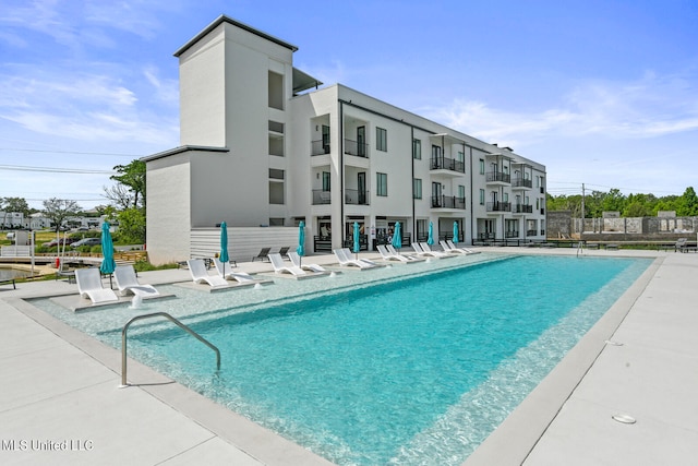 view of swimming pool