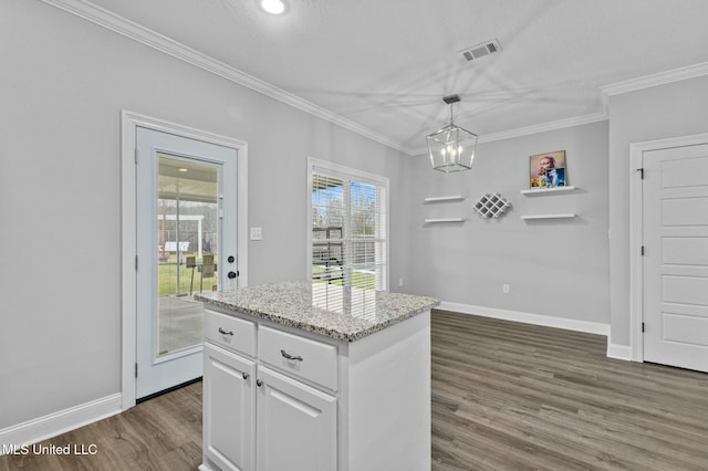 kitchen with visible vents, a notable chandelier, ornamental molding, decorative light fixtures, and dark wood-style flooring