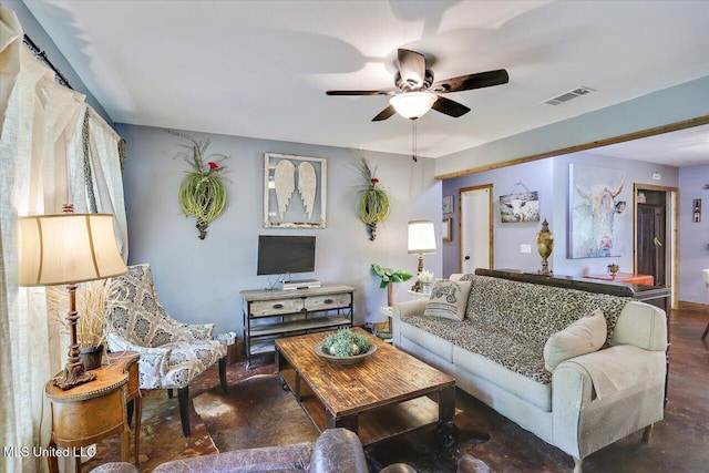 1563 Dry Creek Rd, Magee, MS 39111 - living area with ceiling fan