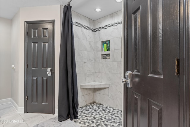 bathroom featuring a shower with shower curtain