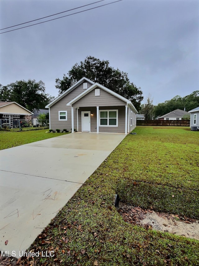 view of front of home featuring a front yard