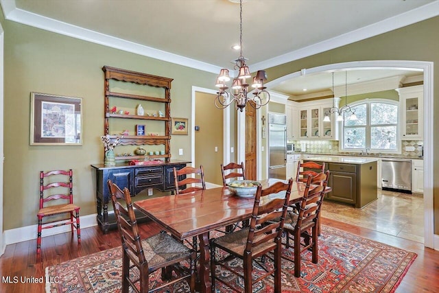 dining room featuring hardwood / wood-style floors, a notable chandelier, and crown molding