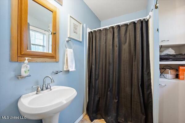 bathroom featuring sink