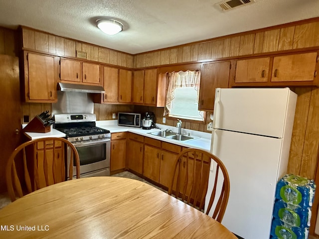 126 Lyon Dr, Grenada, MS 38901 - kitchen featuring appliances with stainless steel finishes, sink, and a textured ceiling