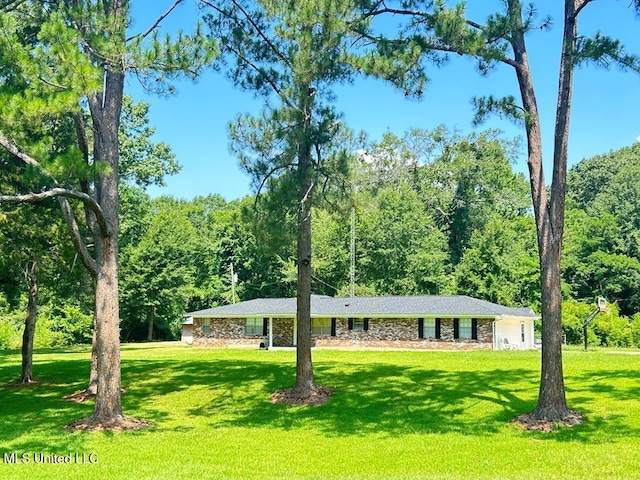 single story home with a front lawn