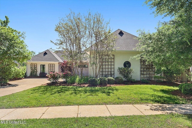 single story home with a front yard