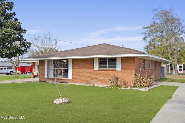 single story home featuring a front lawn