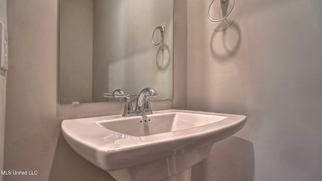 bathroom featuring a sink