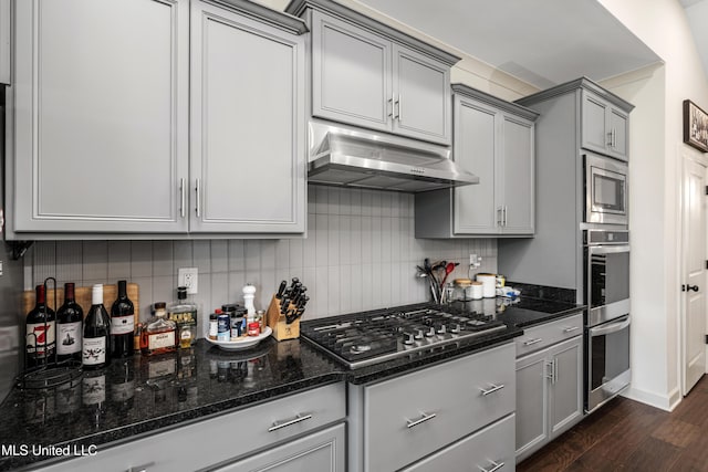 4432 John Wood Ln, Olive Branch, MS 38654 - kitchen featuring stainless steel appliances, under cabinet range hood, gray cabinets, backsplash, and dark wood-type flooring