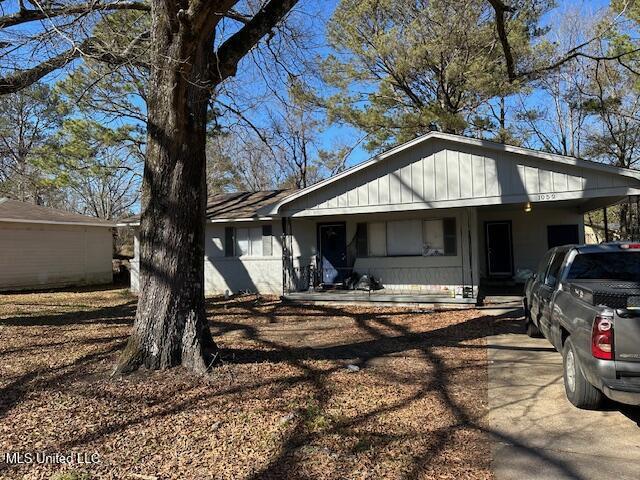 single story home with a carport