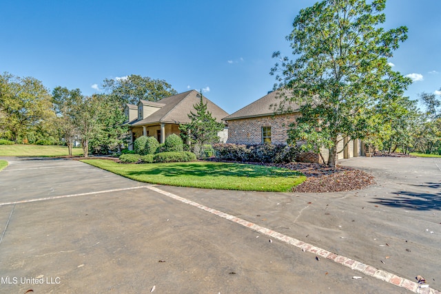 view of front of house featuring a front yard and a garage