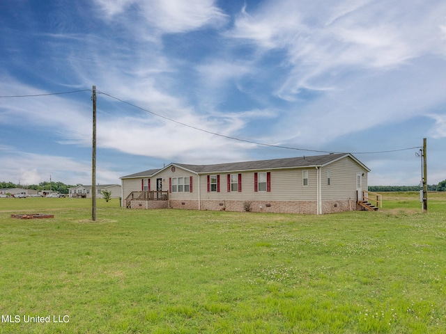 manufactured / mobile home featuring a front yard