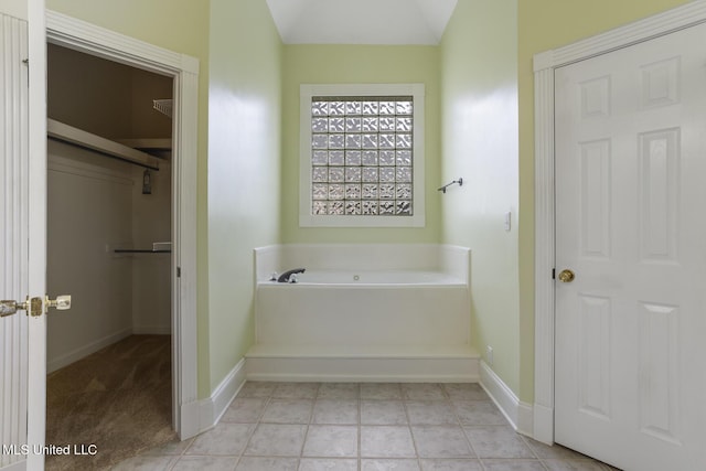 504 Carlisle Cir, Madison, MS 39110 - bathroom with a garden tub, a spacious closet, and vaulted ceiling