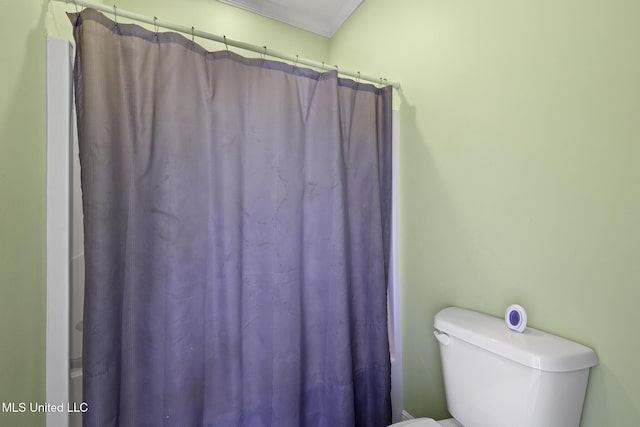 8185 Ridgewood Dr, Kiln, MS 39556 - full bathroom featuring toilet, curtained shower, and crown molding