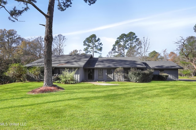 single story home featuring a front yard