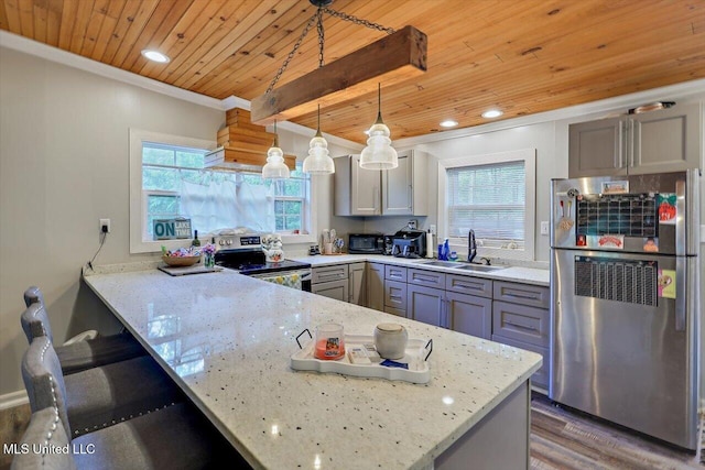 kitchen featuring electric stove, wooden ceiling, a sink, gray cabinetry, and fridge