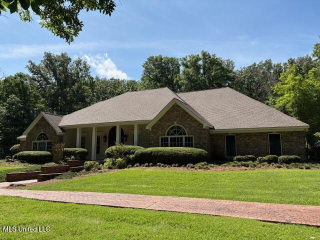 single story home with a front yard