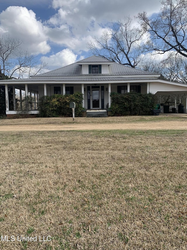 view of front of house with a carport and a front yard