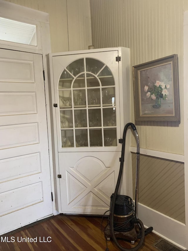 interior details with hardwood / wood-style floors