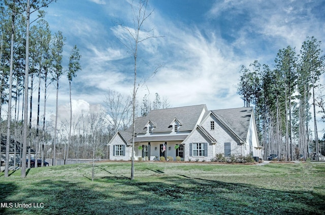 view of front of house featuring a front lawn