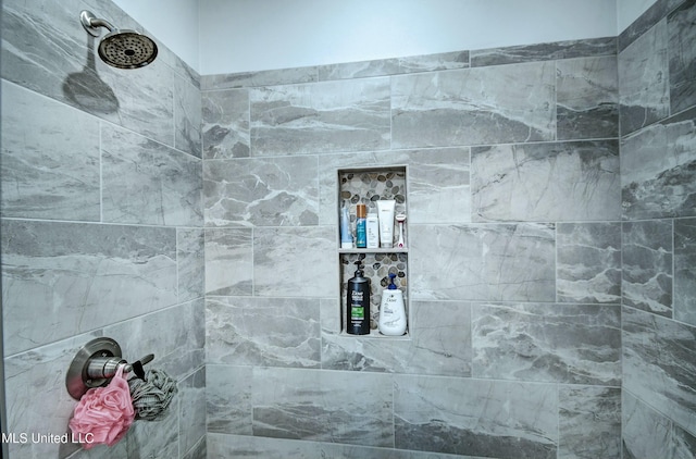 full bathroom featuring tiled shower