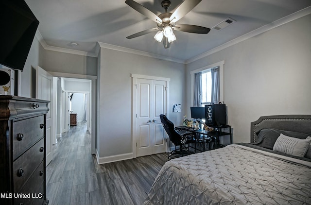 bedroom with visible vents, ornamental molding, a ceiling fan, wood finished floors, and baseboards