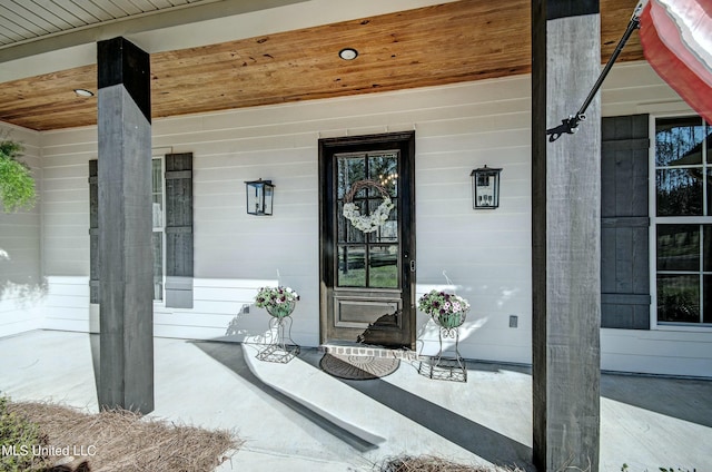 property entrance featuring a porch