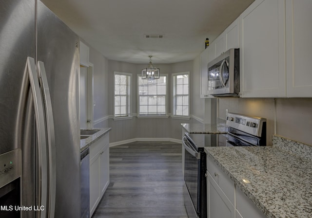 kitchen featuring a notable chandelier, dark wood-style flooring, visible vents, white cabinetry, and stainless steel appliances