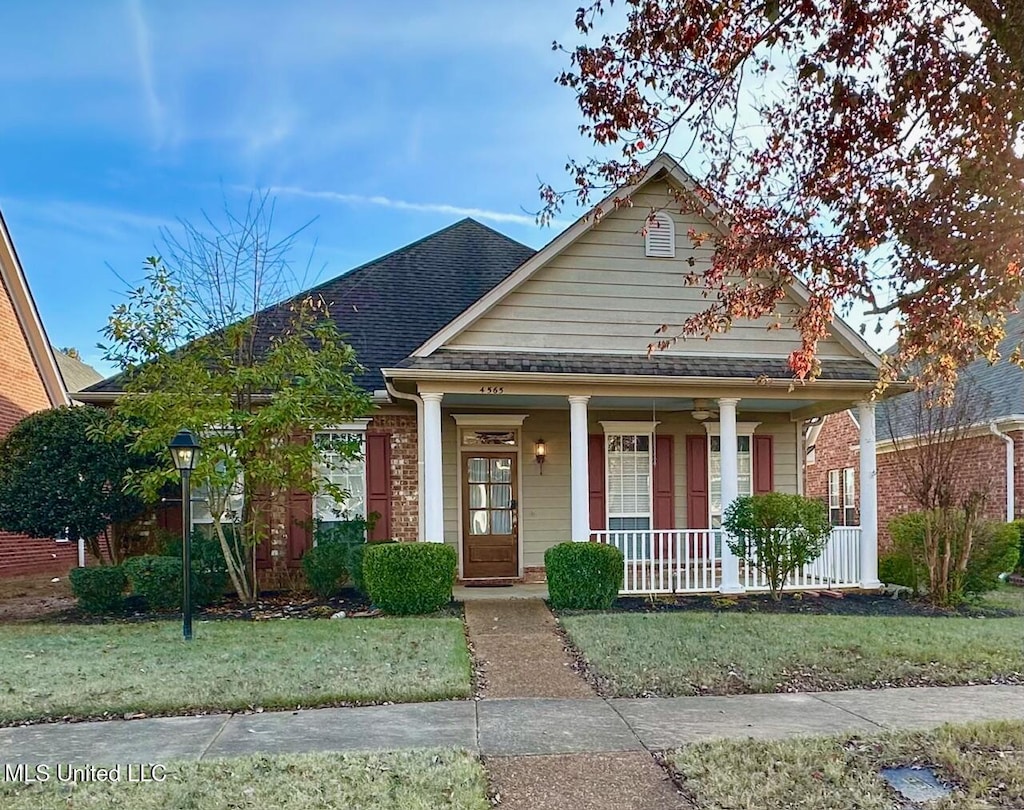 view of front of house featuring a porch and a front yard