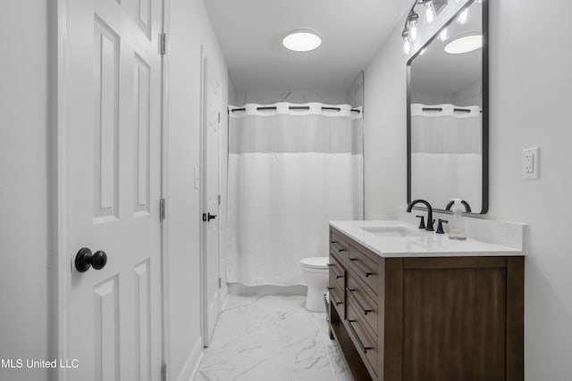 bathroom featuring a shower with shower curtain, vanity, and toilet