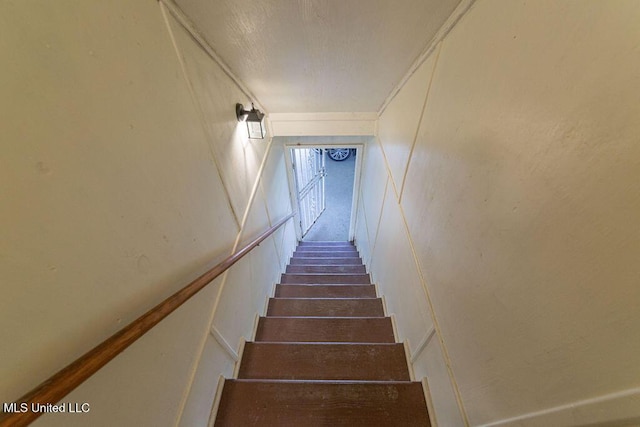 11088 Tahiti St, Bay Saint Louis, MS 39520 - stairway featuring a decorative wall