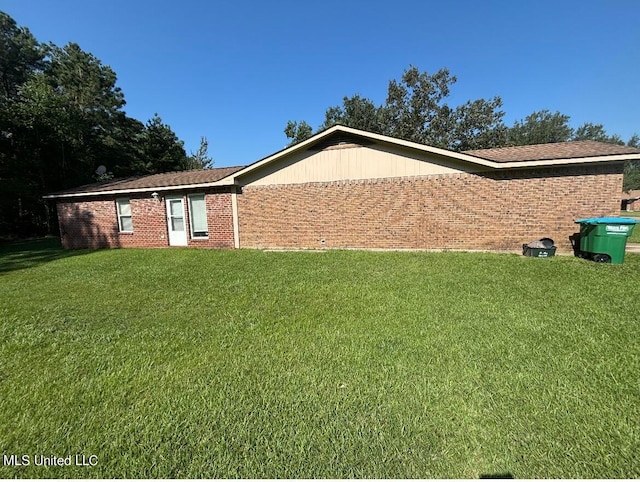 view of side of property featuring a yard