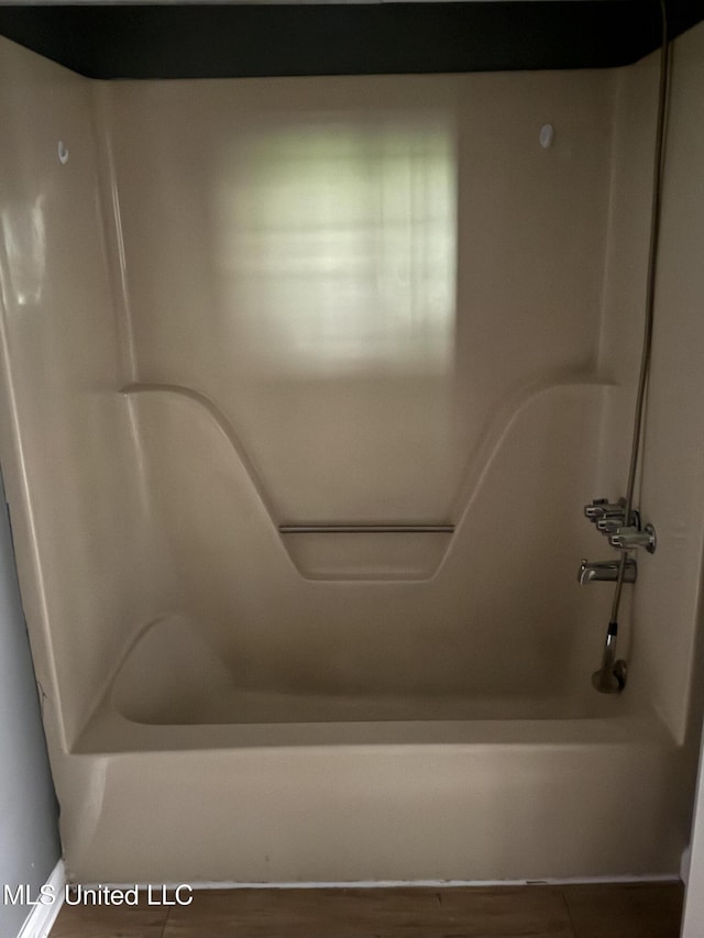 5704 Westminister Ln, Southaven, MS 38671 - full bathroom featuring shower / bathtub combination